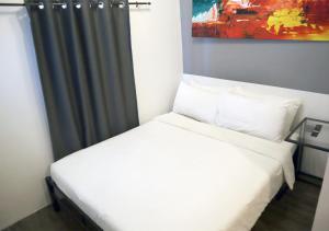 Postel nebo postele na pokoji v ubytování mySTAY Hotel BGC South