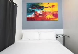 Postel nebo postele na pokoji v ubytování mySTAY Hotel BGC South