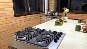 Köök või kööginurk majutusasutuses Cabaña Hermosa vista cerca a Tunja Villa Cristal Campestre +11 fotot