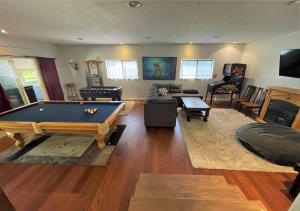 Televisyen dan/atau pusat hiburan di Huge Fully Updated 7-bedroom Home in Millcreek +18 gambar