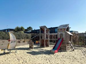 Tiny House 1 chambre, piscine chauffée, à 200 m de la plage, Jullouville - FR-1-361A-24 في جولوفيل ليه باه: ملعب في الرمال مع زحليقة