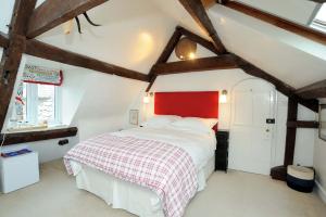 Schlafzimmer mit einem großen Bett mit einem roten Kopfteil in der Unterkunft B&B Castleton House in Mere