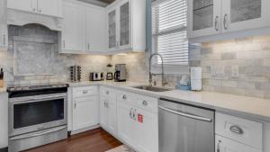 Una cocina o cocineta en The Bluefin - Luxury Beach Home! 27 fotos más