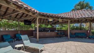The Bluefin - Luxury Beach Home!的庭院或其他户外区域