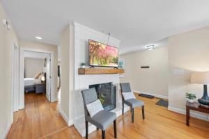 Foto sihtkohas Raleigh asuva majutusasutuse Charming DT 3-Bed Bungalow with Fenced-in Yard galeriist