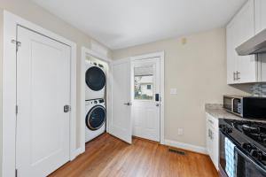 Foto sihtkohas Raleigh asuva majutusasutuse Charming DT 3-Bed Bungalow with Fenced-in Yard galeriist