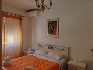 罗马Andreina a San Pietro Apartment的一间卧室配有一张带橙色床罩的床