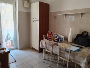 Andreina a San Pietro Apartment的厨房或小厨房