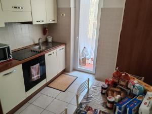 Andreina a San Pietro Apartment的厨房或小厨房