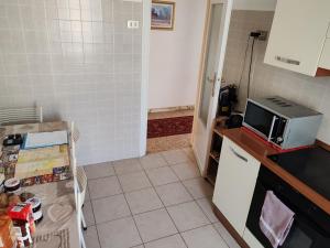 Andreina a San Pietro Apartment的厨房或小厨房