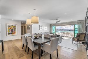 Un comedor y una sala de estar con mesa y sillas. en Waterfront Escape, Princes Wharf with Carpark, en Auckland