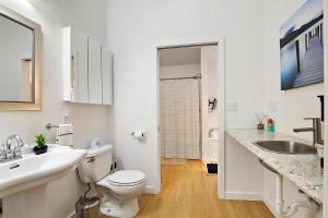 Ένα μπάνιο στο Rare Gem! Game Room, Hot Tub, Near Lake, Pet Ok +48 φωτογραφίες