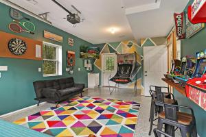 Χώρος καθιστικού στο Rare Gem! Game Room, Hot Tub, Near Lake, Pet Ok