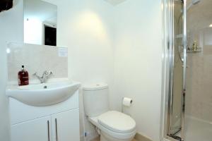 MereにあるB&B Castleton Houseのトイレと洗面台を備えた白いバスルーム