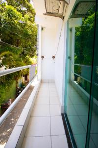 a corridor of a house with a door and a window at POUSADA los SABABA in Morro de São Paulo