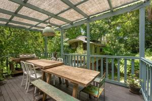 Μπαλκόνι ή βεράντα στο Beautiful Unique Cottage -Pet-Friendly-walk to town