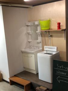 仙北角馆优雅旅馆的一间带水槽和冰箱的小厨房