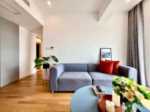 上海市にあるbase-Shanghai SUHE Serviced Apartment, Near East Nanjing Road & People's Squareの青いソファとテーブルのあるリビングルーム