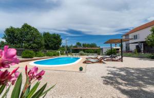 Bazén v ubytovaní Pet Friendly Home In Pridraga With Wifi alebo v jeho blízkosti + 37 fotografií