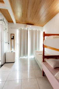 a bedroom with two bunk beds and a window at POUSADA los SABABA in Morro de São Paulo