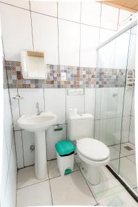a bathroom with a toilet and a sink at POUSADA los SABABA in Morro de São Paulo