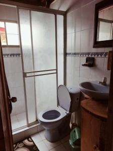 a bathroom with a toilet and a sink at Kynza Turismo Rural in Ubaque