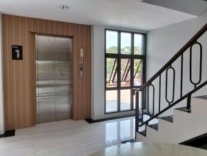 un corridoio vuoto con una porta e un pavimento in vetro di TharaD place a Samut Sakhon