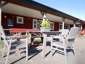 a picnic table and chairs in front of a house at Lekanders Bär & Boende in Tyfta