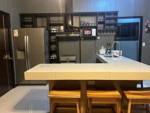 a kitchen with a counter and a refrigerator at Casa Briana in Uvita
