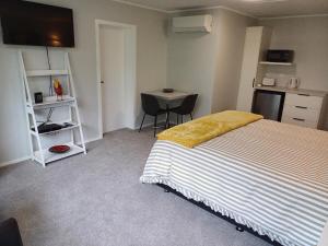 una camera da letto con un letto e un tavolo di Rotorua Studio a Rotorua