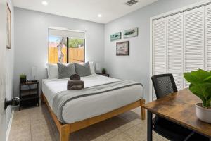 Giường trong phòng chung tại 5BR Retreat with Game Room, Hot Tub & Big Yard - Sleeps 16 - 15 min to DT