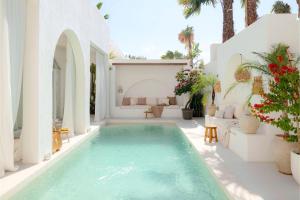 a swimming pool in the middle of a house at Mazari Villas in Uluwatu