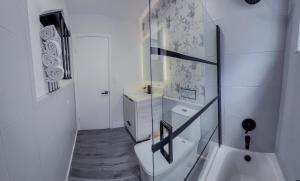 Koupelna v ubytování Zoka House 5 mints from Brickell + 39 fotografií