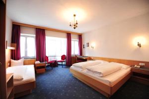 Pokój hotelowy z 2 łóżkami i biurkiem w obiekcie Hotel Krone w mieście Matrei am Brenner +37 zdjęć