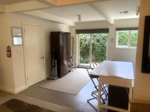 Μια τηλεόραση ή/και κέντρο ψυχαγωγίας στο Belton Apartments - The Studio +3 φωτογραφίες