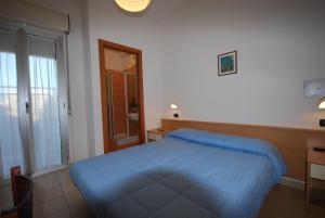 1 dormitorio con 1 cama azul en una habitación en Residence Helene, en Tortoreto Lido