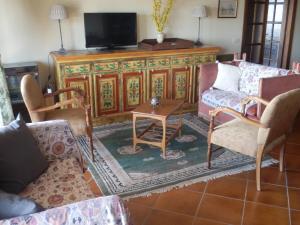salon z kanapami, telewizorem i stołem w obiekcie Appartamento Victor w mieście Tuoro sul Trasimeno