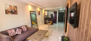 un salon avec un canapé et une table dans l'établissement Franklin, à Casablanca 13 autres photos