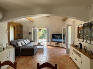 TV a/nebo společenská místnost v ubytování L'Olivier d'Alana - entre Cévennes et Méditerranée