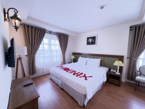 Postel nebo postele na pokoji v ubytování Phoenix Hotel Vung Tau