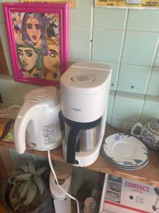 松山市にある麦宿 伝 Guest House Brewのコーヒーメーカー(棚の上)