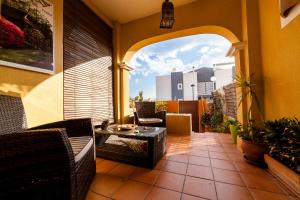 - patio ze stołem i krzesłami na balkonie w obiekcie Merecido Descanso Sun Beach w mieście Torrevieja