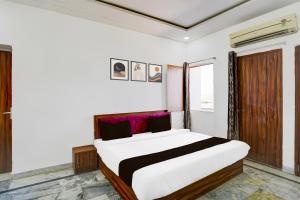 PālHotel O GLR INN的房间里有一张大床的卧室