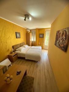 Postel nebo postele na pokoji v ubytování Apartments Bokan