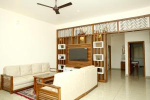 Televisyen dan/atau pusat hiburan di Periyar Hills Homestay, Thekkady