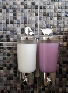 twee toiletten naast elkaar in een badkamer bij The Shore Artsy Studio Kota Kinabalu in Kota Kinabalu