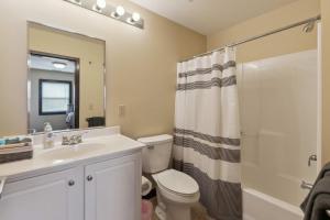 Ένα μπάνιο στο Spacious and Modern Stay to Relax & Recharge