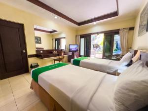 Postel nebo postele na pokoji v ubytování Champlung Mas Hotel Legian