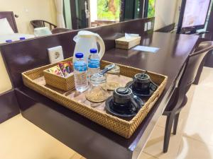 Příslušenství pro přípravu čaje a kávy v ubytování Champlung Mas Hotel Legian