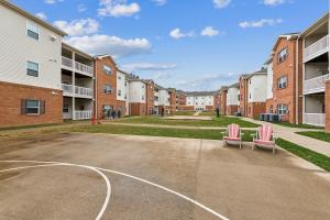 Dos sillas en una cancha de baloncesto en un complejo de apartamentos. en Work Relax Repeat in a Bright and Spacious Stay, en Mansfield